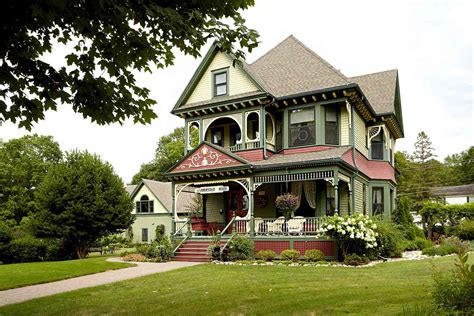 victorian houses with decorative details